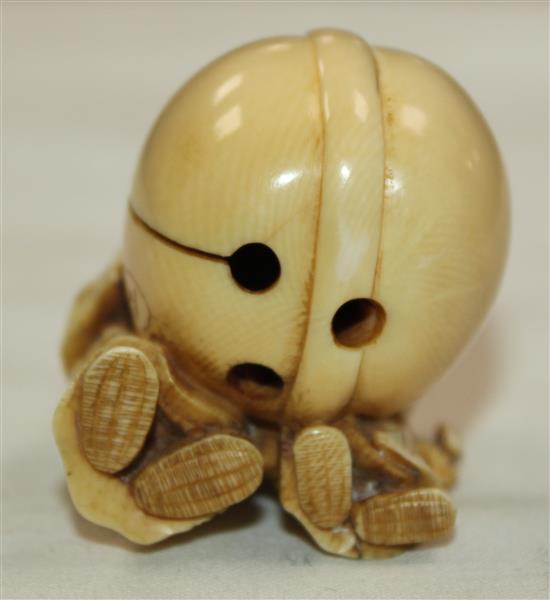 A Japanese ivory netsuke, Meiji period, 3.7 cm